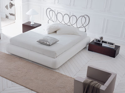 Moderna camera con letto in pelle bianca - Notizie.it