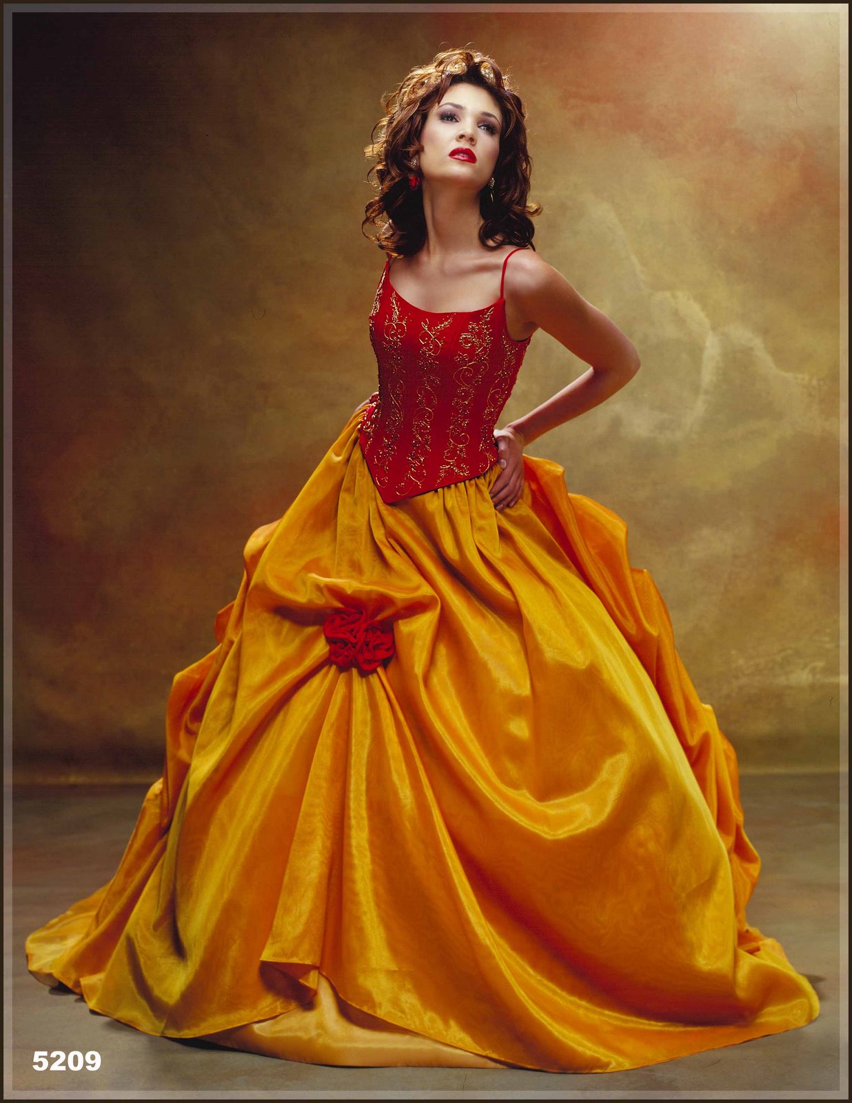 Abito da sposa arancione Abito da sposa arancione