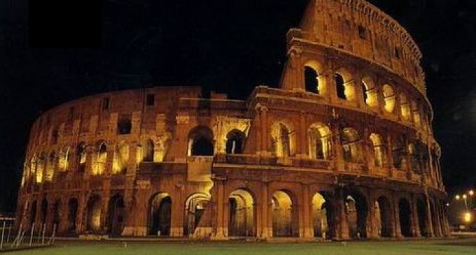 Protesta contro pena di morte: Colosseo illuminato