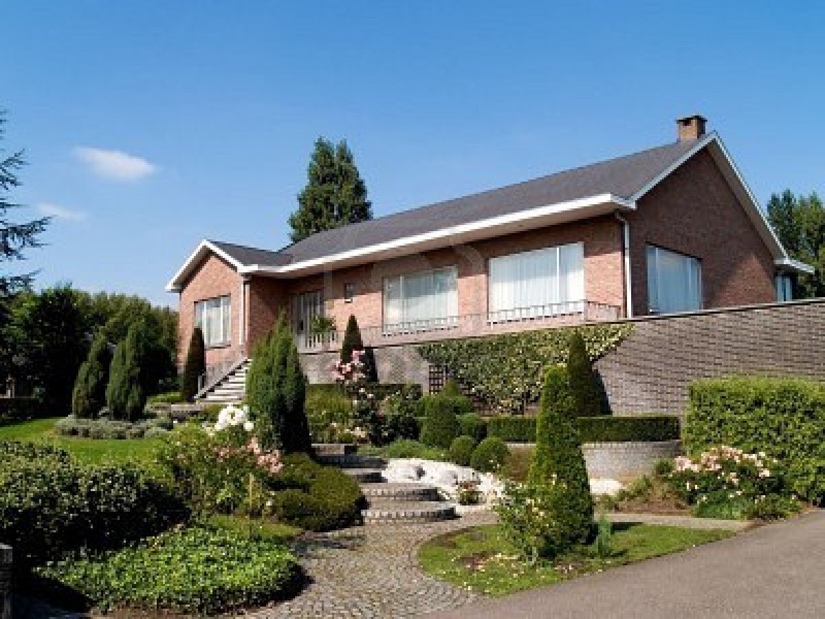 Casa con giardino disegno: giardino con il disegno della casa ...