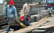 Un gruppo di lavoratori all'opera
