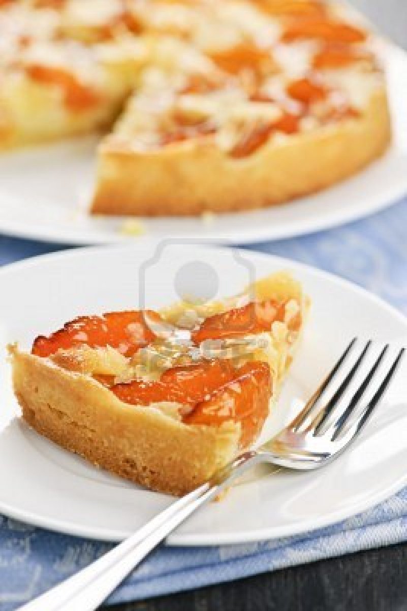 6708308-fetta-di-dessert-freschi-torta-di-albicocche-e-mandorle-al-forno