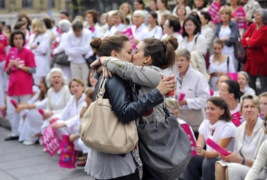 Il bacio lesbo che fa scandalo durante manifestazione anti gay, la foto fa il giro del web