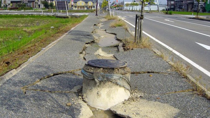Chuetsu_earthquake-earthquake_liquefaction1