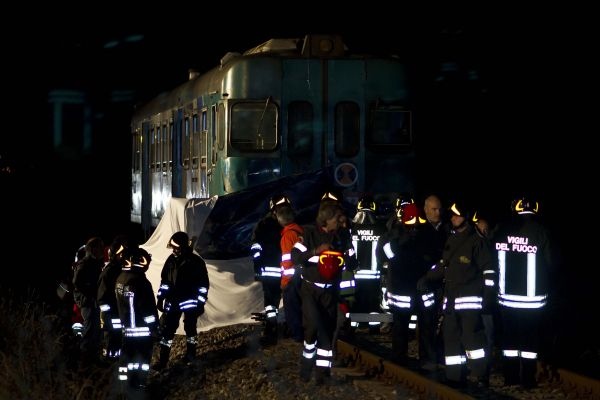 Rossano: rissa tra becchini per accaparrarsi i corpi dei braccianti investiti dal treno, il video