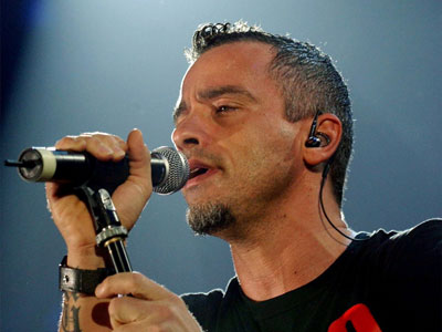 Eros Ramazzotti cantando 1