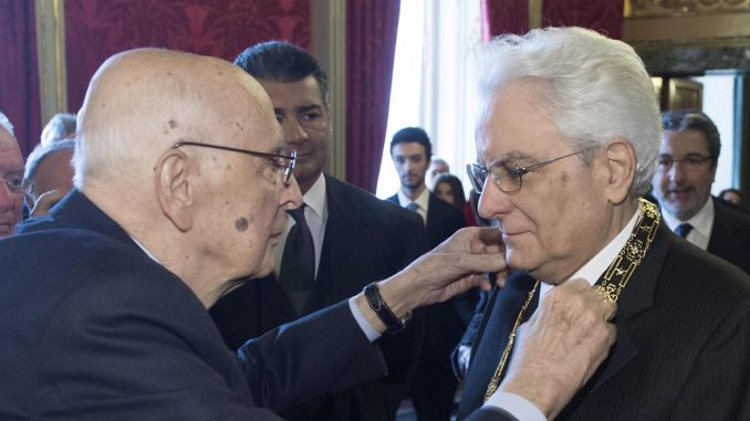 SERGIO MATTARELLA RICEVE L'ONOREFICENZA DI CAPO DELLO STATO DA GIORGIO NAPOLITANO. SERGIO MATTARELLA RICEVE L'ONOREFICENZA DI CAPO DELLO STATO DA GIORGIO NAPOLITANO.