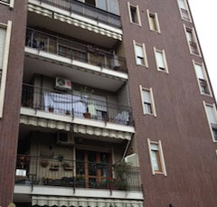 Mamma getta i figli dalla finestra, gravissimi
