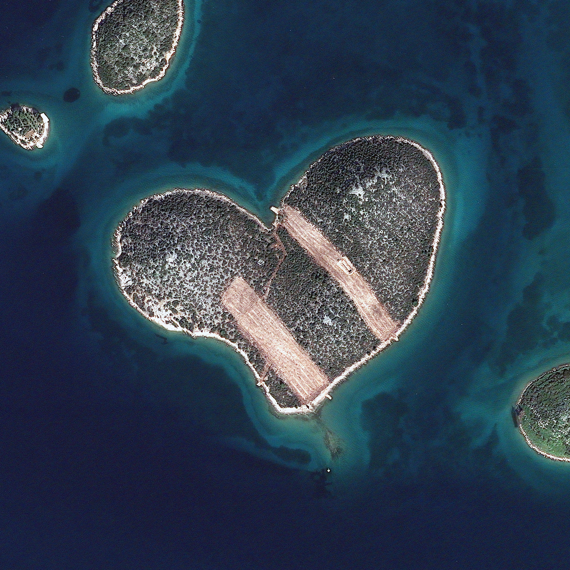 Heart_Island_Galesnjak_HR_GE1_16FEB20131