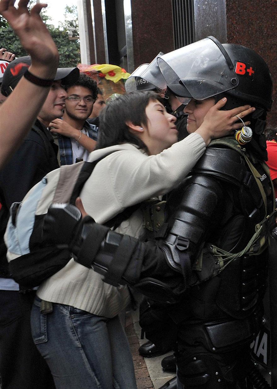 moments-of-peace-during-protests-10
