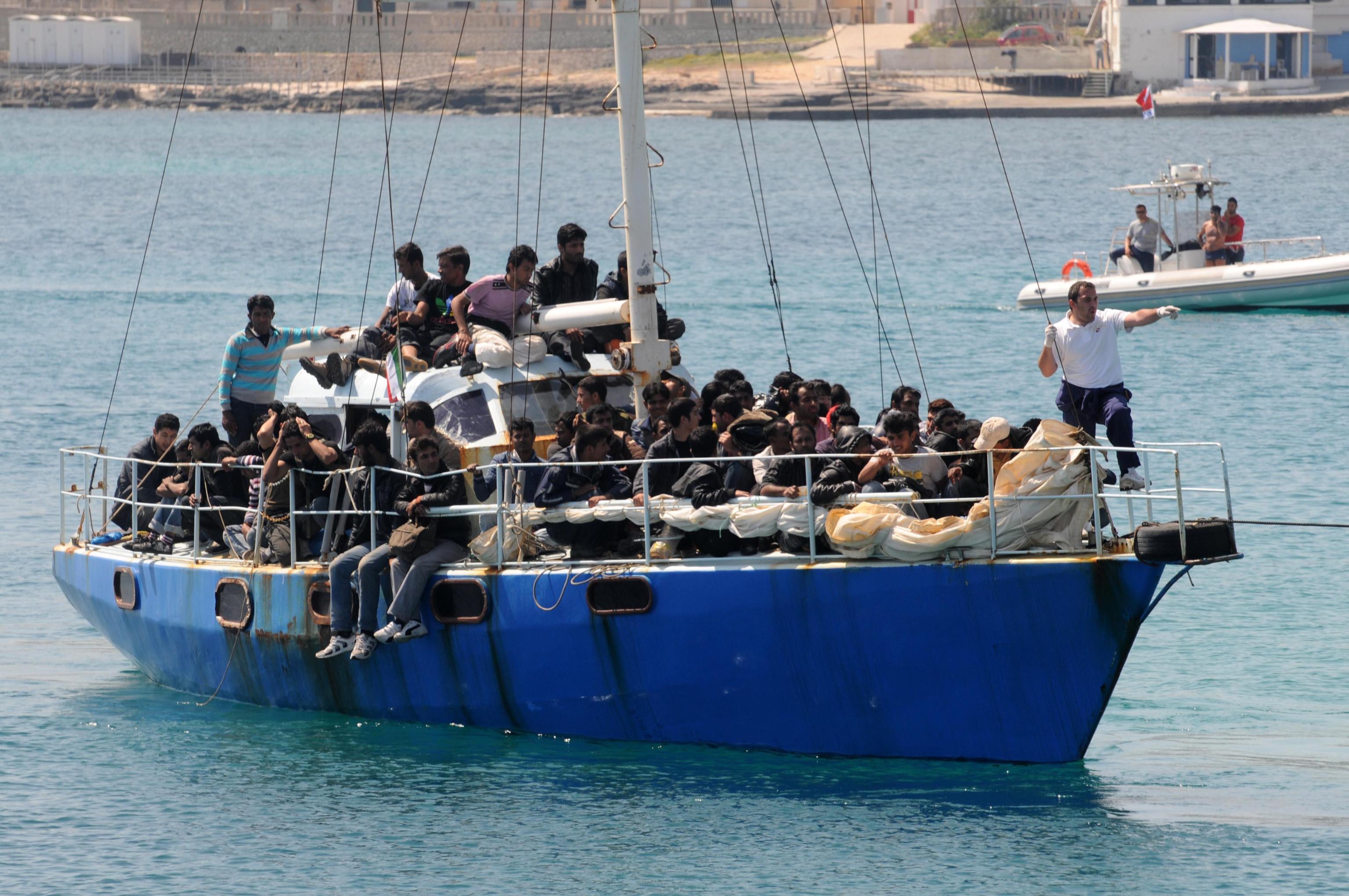 IMMIGRAZIONE: 76 MIGRANTI IN BARCA A VELA SOCCORSI IN PUGLIA