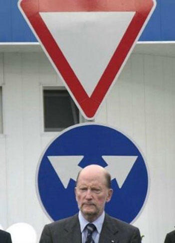 right-angle-sign-horns