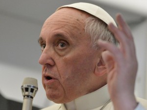 papa-francesco-ebastone-contro-preti-pedofili-300x225