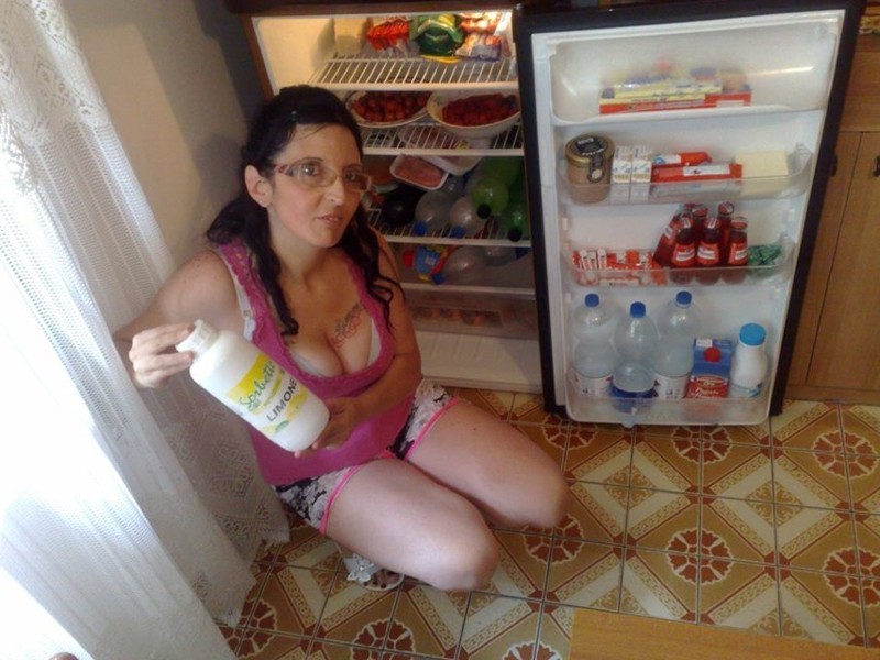 raffaella parvolo davanti il frigo