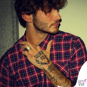 Stefano-De-Martino-camicia-Fred-Mello-tatuaggio-SUI-GENERIS-300x300