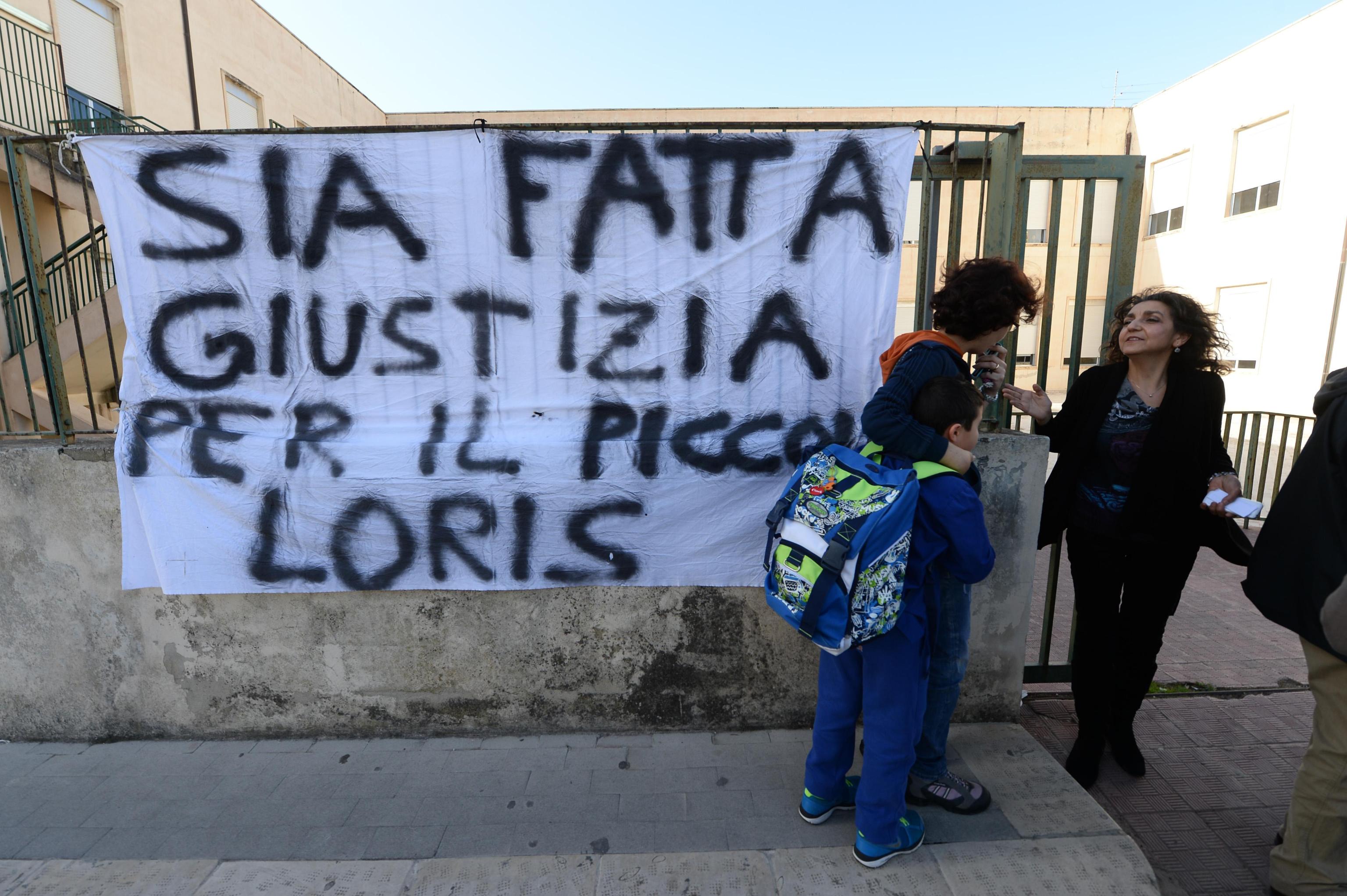 >>>ANSA/BIMBO UCCISO: STRISCIONE DAVANTI SCUOLA, "GIUSTIZIA PER LORIS"
