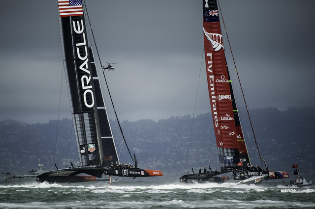 Vela-Americas-Cup-Oracle-Team-USA-Emirates-Team-New-Zealand1