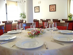 Come organizzare perfetta cena anniversario di matrimonio