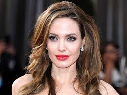 Angelina Jolie si fa rimuovere le ovaie per evitare il cancro Angelina Jolie si fa rimuovere le ovaie per evitare il cancro novità