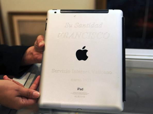 papa Francesco iPad asta Uruguay papa Francesco iPad asta Uruguay