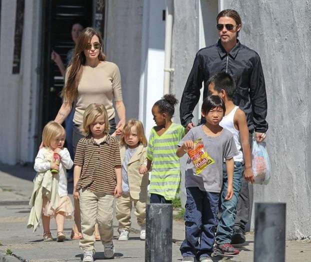2410-brad-pitt-e-angelina-jolie-con-i-loro-sei-figli-622x524