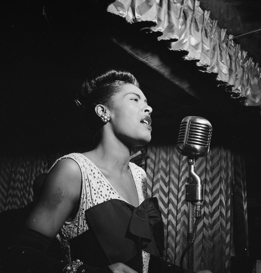 Billie_Holiday,_Downbeat,_New_York,_N.Y.,_ca._Feb._1947_(William_P._Gottlieb_04251) cantante jazz