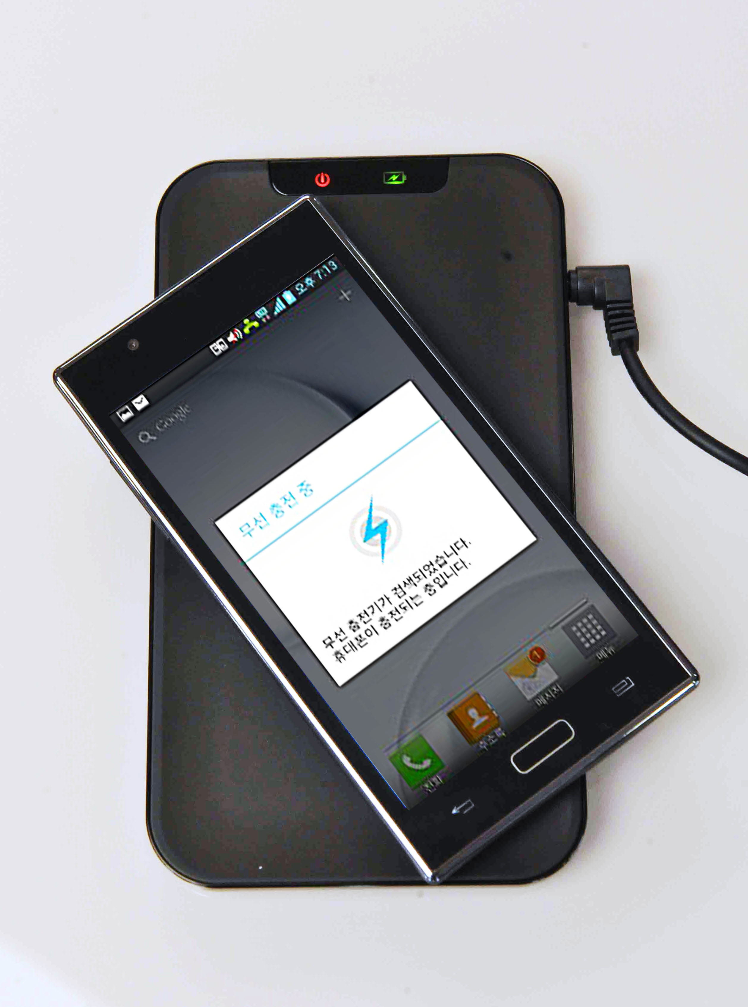 Inductive_charging_of_LG_smartphone_(2)