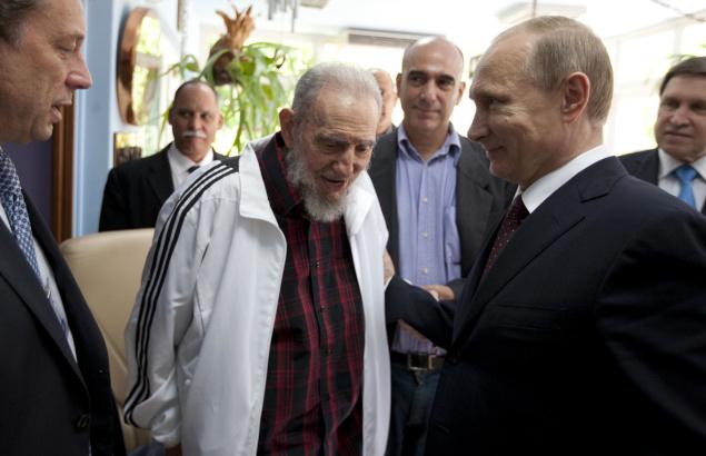 Fidel Castro è ancora vivo, il web commenta l'ennesimo annuncio falso Fidel Castro è ancora vivo, il web commenta l'ennesimo annuncio falso