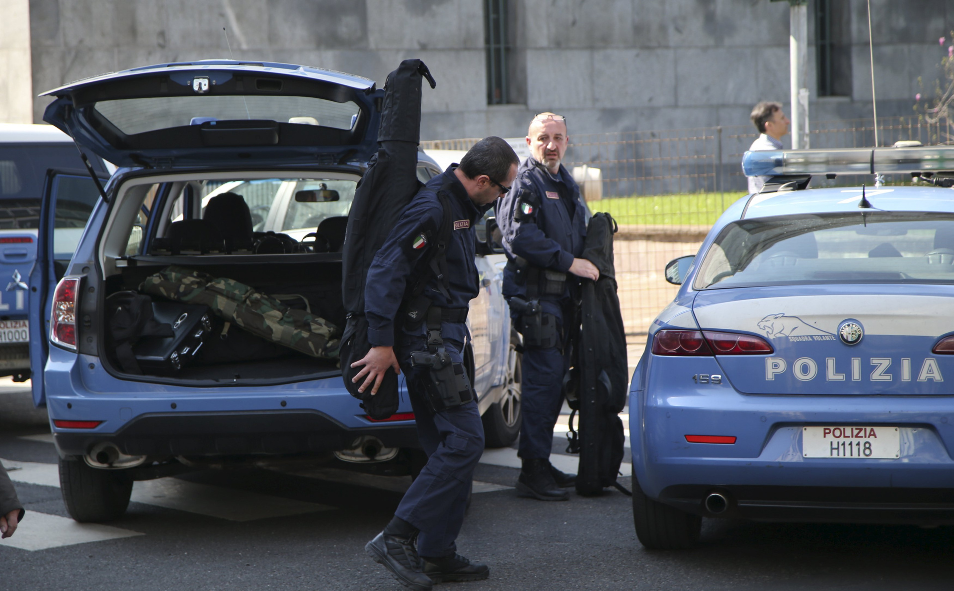 Police snipers arrive at the tribunal of Milan