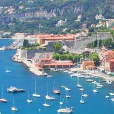 Viaggio Costa Azzurra Antibes e Juan-les-Pins Antibes è una città molto conosciuta e interessante per la sua varietà di mercati, come per esempio il “Marché Provencal” che si svolge da settembre a maggio, dal mercoledì alla domenica mattina. Invece nei mesi di giungo e agosto è aperto tutte le mattine. Il mercato artigianale “Cours Massena” si svolge tutti i pomeriggi, mentre quello dell'abbigliamento “Foire” si svolge di giovedì a Rue Fontvielle. novità