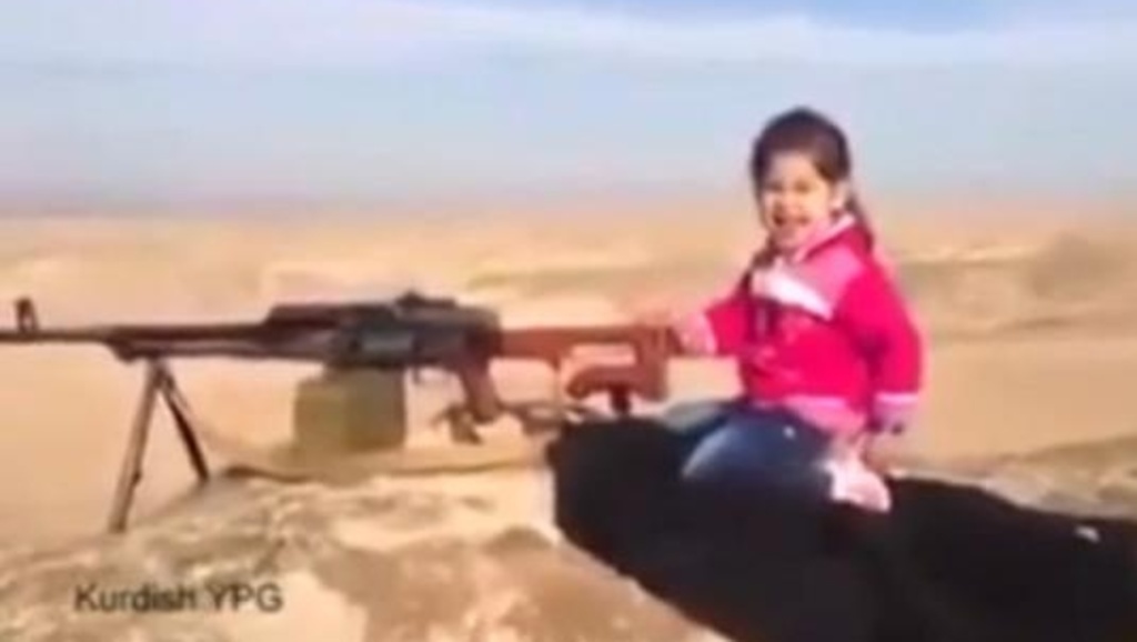 bimba curda spara miliziani isis