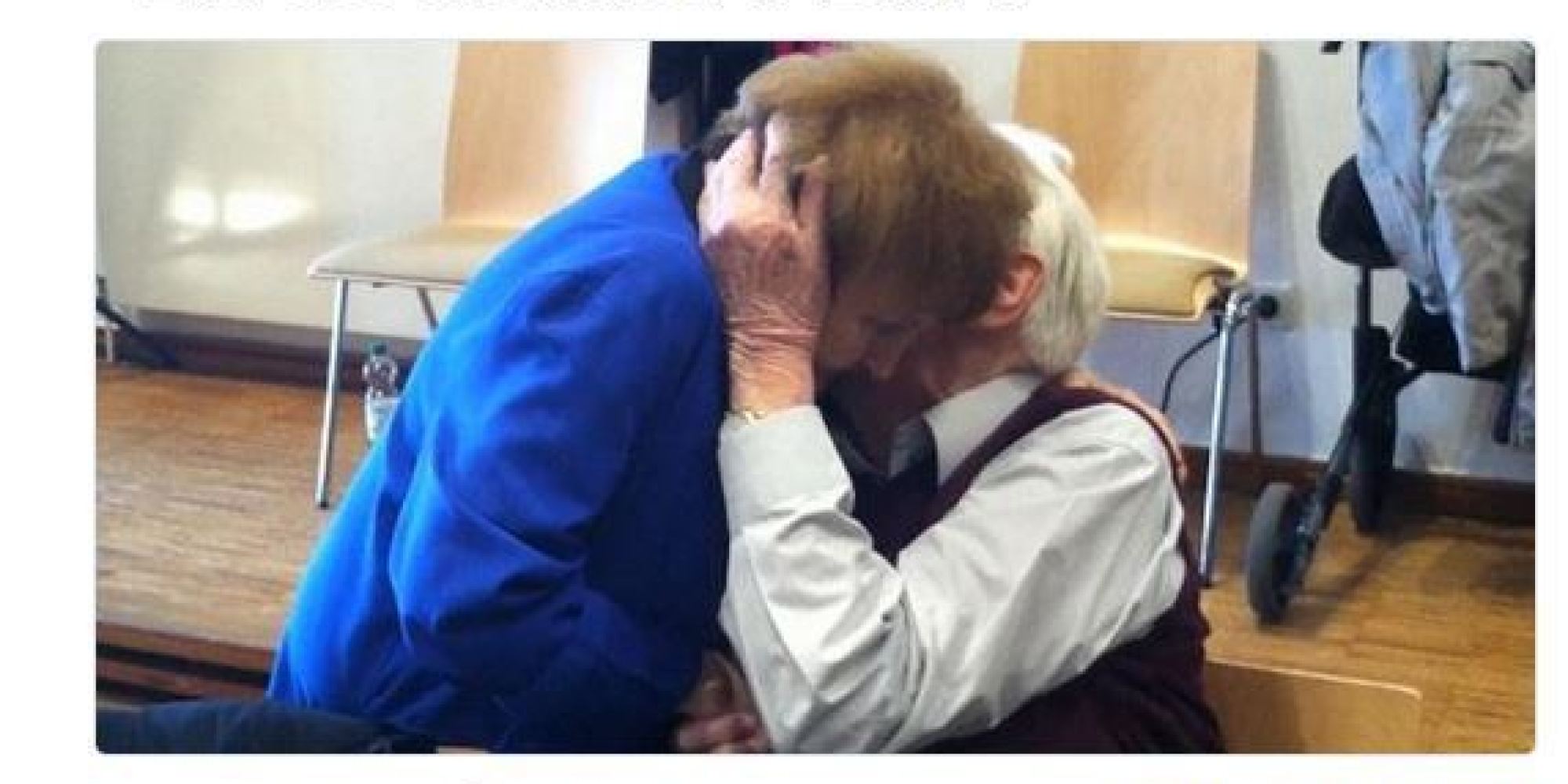 detay-ex-soldato-nazista-oskar-groening-bacia-la-sopravvissuta-ad-auschwitz-eva-kor-durante-il-processo-foto