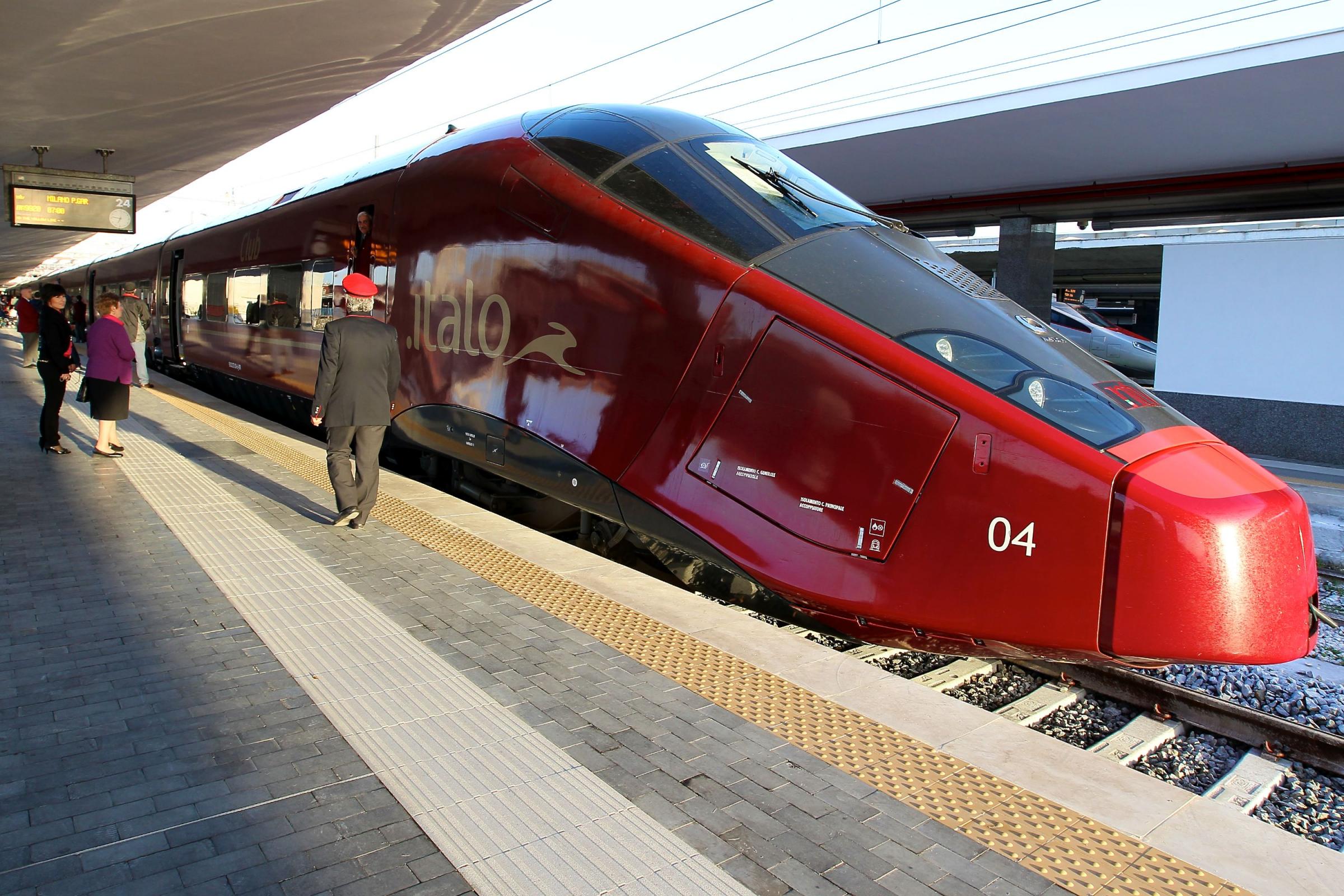 Partenza del nuovo treno Italo dalla stazione di Napoli centrale diretto a Milano