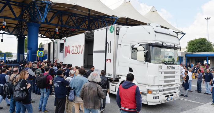 Crisi: scontri a Torino, tre manifestanti investiti