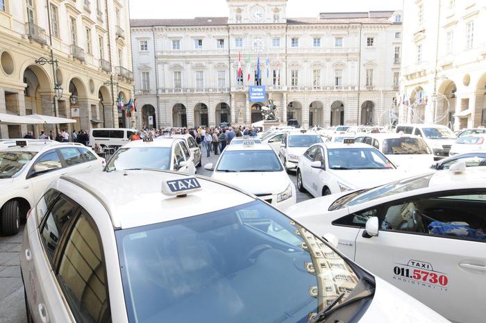 Uber: presidio tassisti a Torino, 'fermare abusivismo'