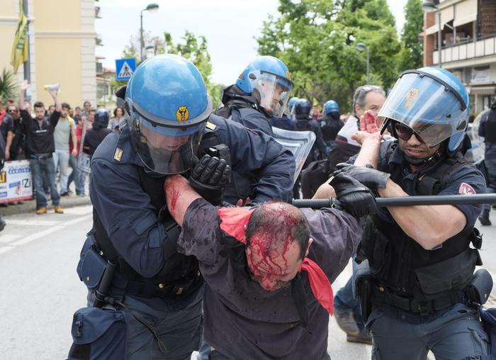 Lega: Salvini; scontri a Massa, un manifestante ferito