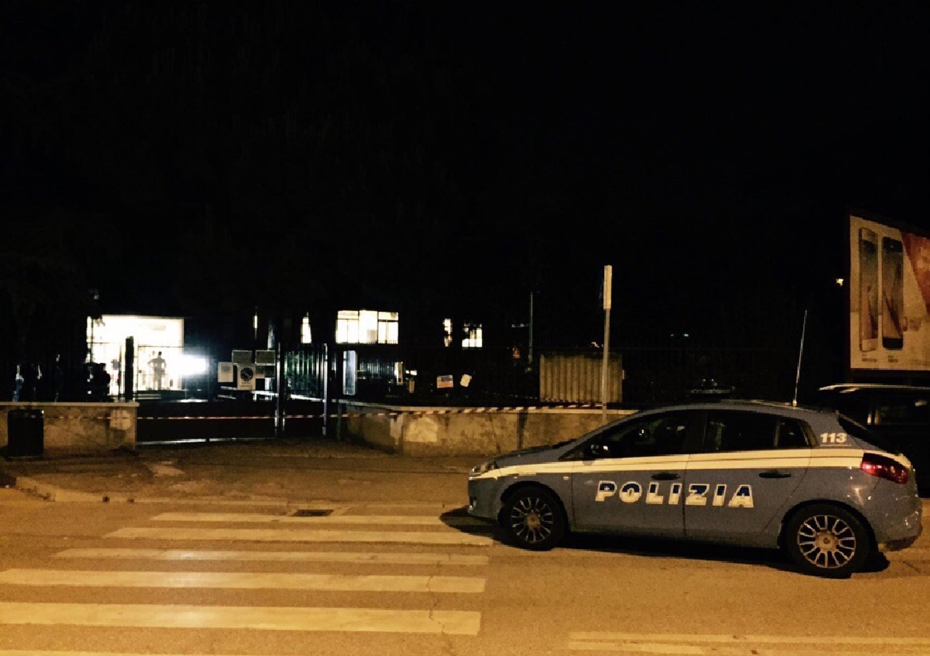Poliziotto in servizio seggio si spara, è gravissimo