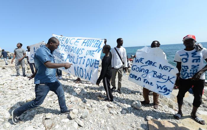 MIGRANTI VENTIMIGLIA, LA PROTESTA DEI CENTO SUGLI SCOGLI