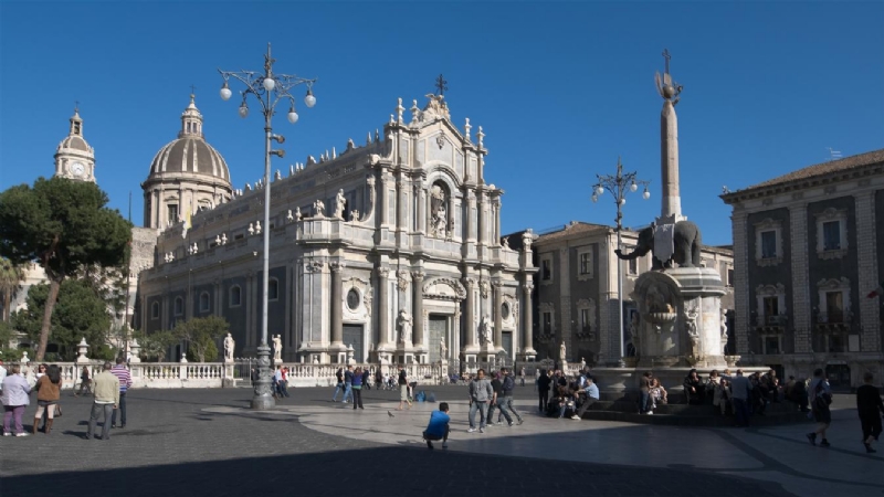 Catania-Piazza-Duomo-med-elefantskulpturen