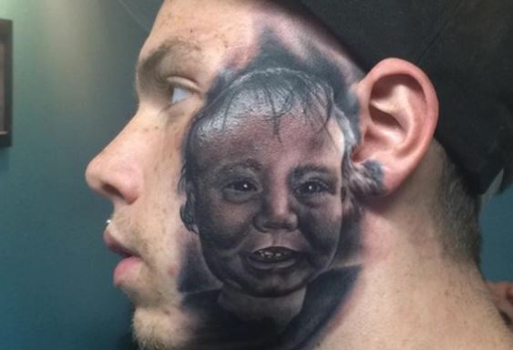 figlio tatuato