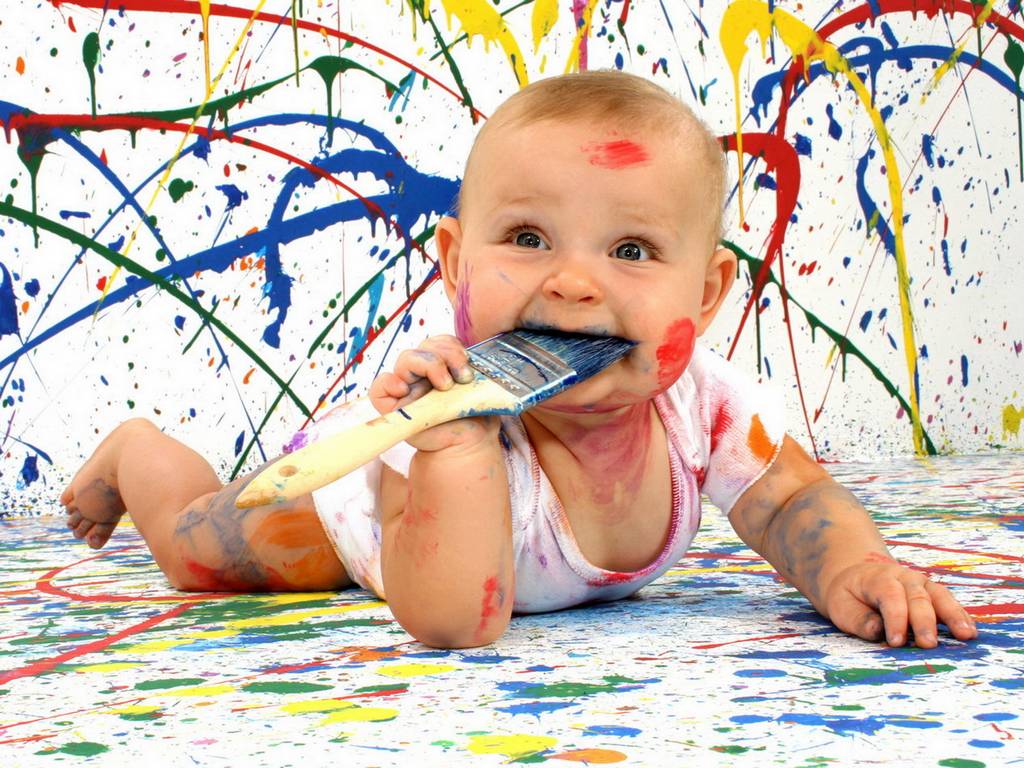 bambino-sporco-di-pittura
