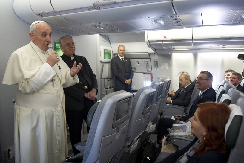 papa-francesco-in-aereo-7