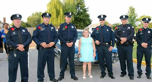 poliziotti-bambina-padre