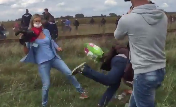 video-operatrice-sgambetto-migranti