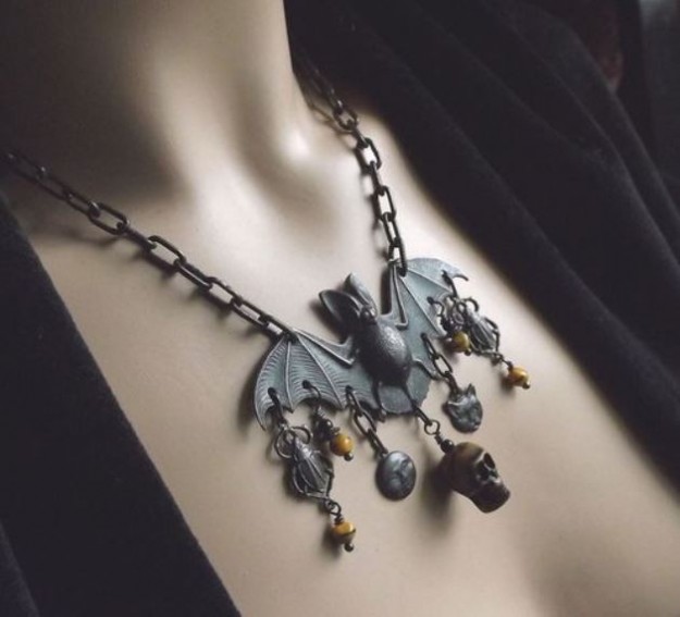 collana-con-pipistrello