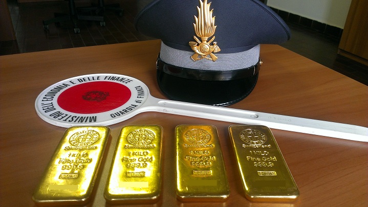 Bari, finanzieri intercettano quattro lingotti d'oro Bari, finanzieri intercettano quattro lingotti d'oro
