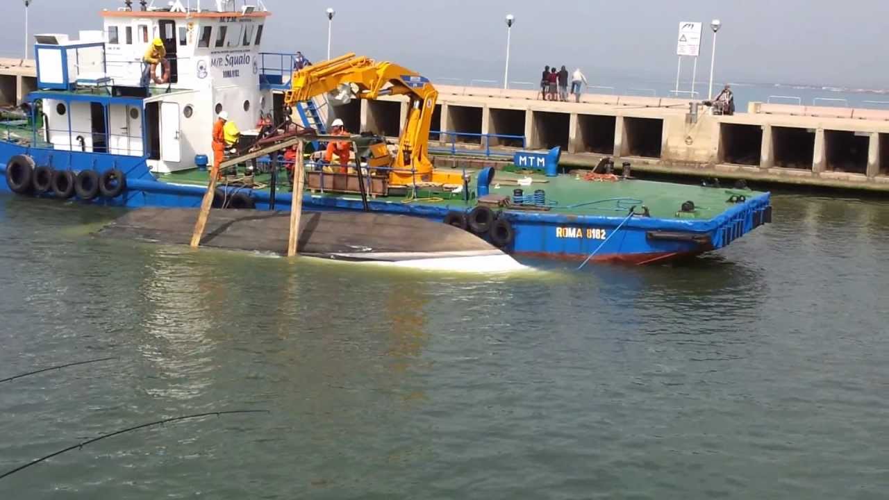 Taranto, pregiudicato affonda barca del padre Taranto, pregiudicato affonda barca del padre