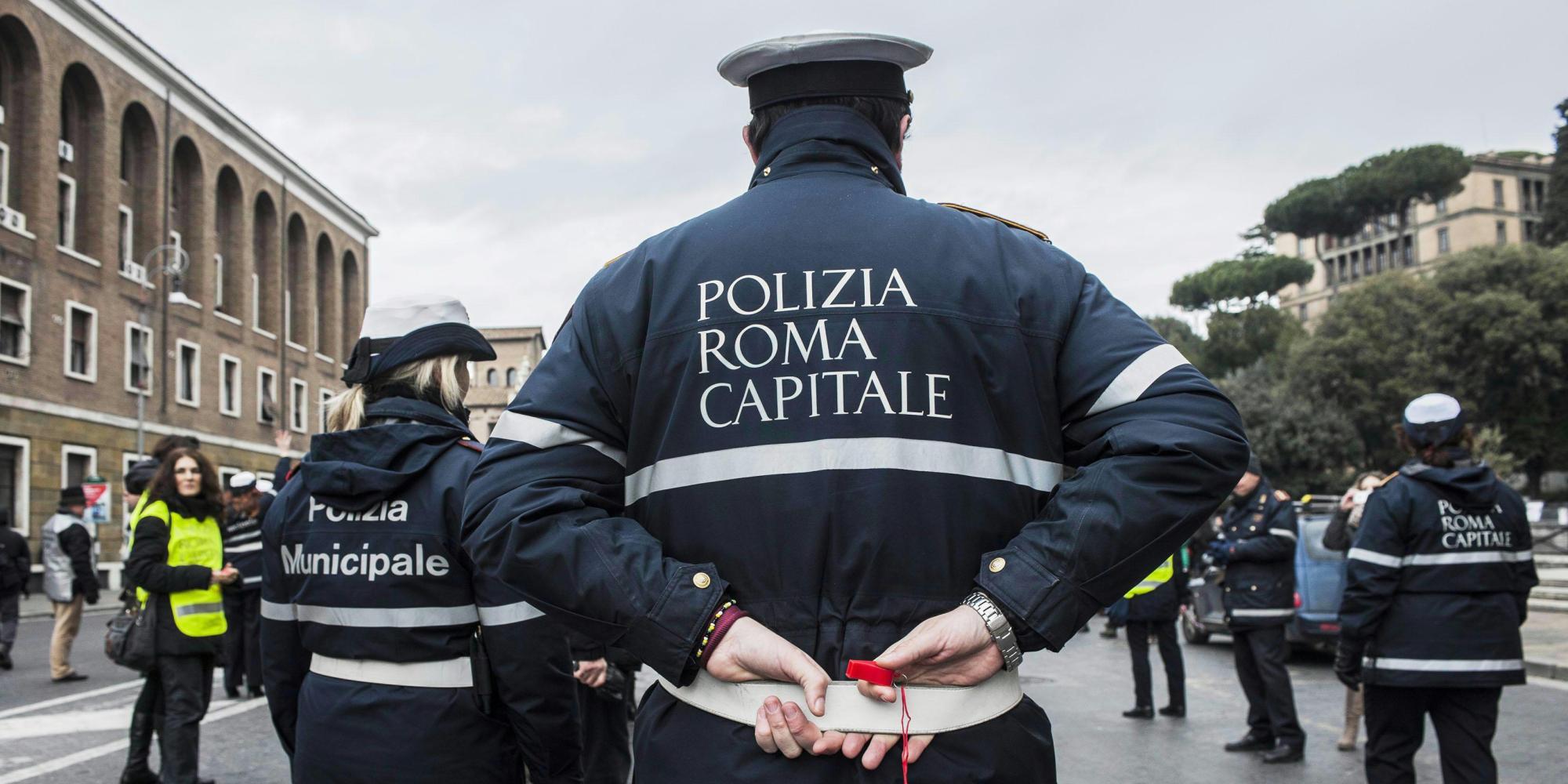 Vigili_baby- sitter_di_una_buca_a_Centocelle Vigili_baby- sitter_di_una_buca_a_Centocelle