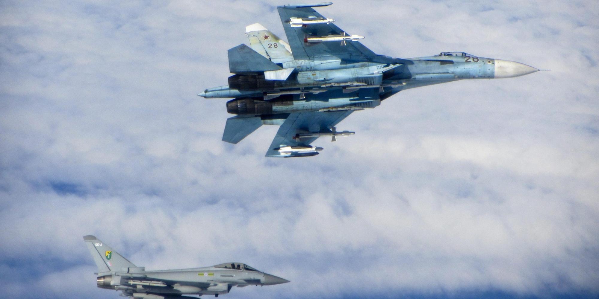Nato, almeno 26 caccia russi, rischi aviazione civile