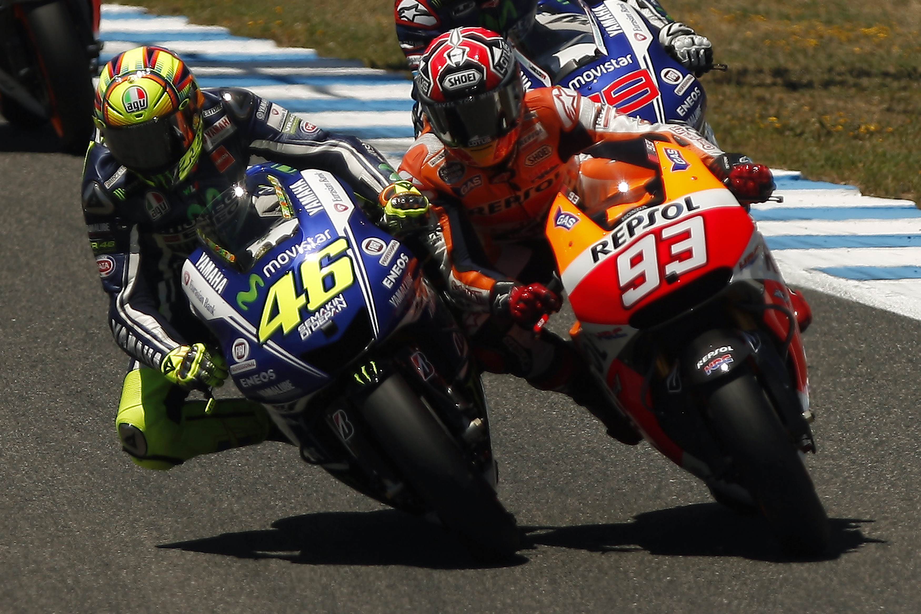 Honda MotoGP rider Marc Marquez of Spain (R) and Yamaha MotoGP rider Valentino Rossi of Italy take a curve during the Spanish Grand Prix at Jerez racetrack in Jerez de la Frontera Foto Reuters